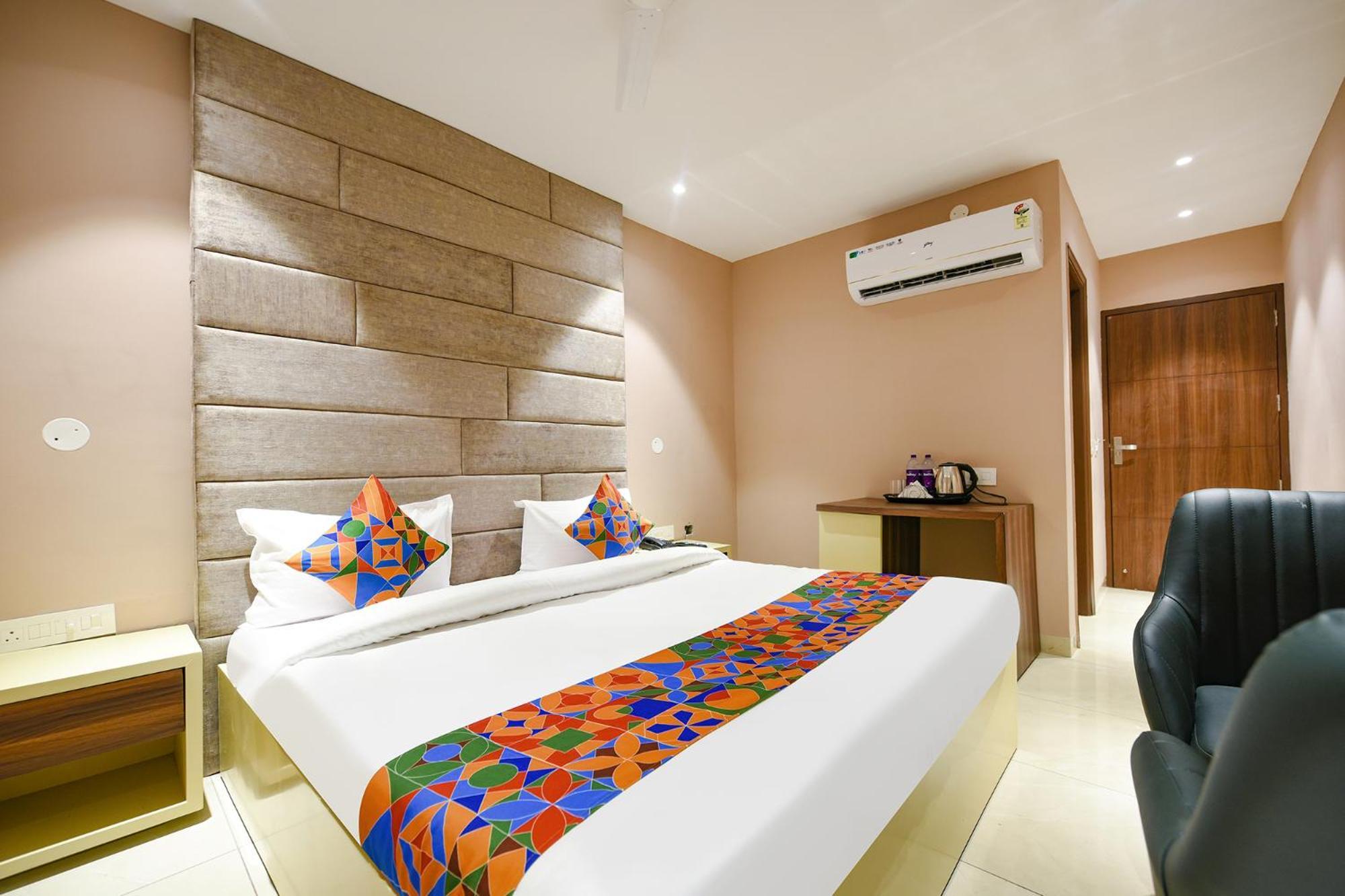 Fabhotel Supreme Suites ลูดิฮานา ภายนอก รูปภาพ